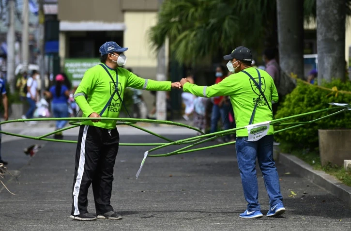 Des employés municipaux sont chargés de promouvoir la distanciation sociale à Santa Tecla (Salvador) le 10 septembre 2020