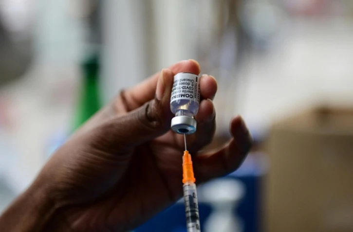 Préparation d'une dose de vaccin contre le Covid-19, dans un centre de la Croix Rouge Place de la République à Paris, le 29 juin 2021