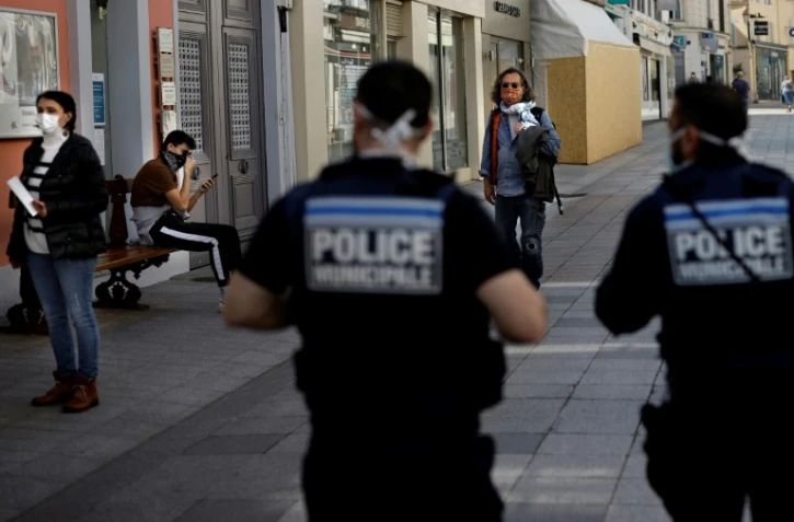 Des policiers municipaux patrouillent le 8 avril 2020 à Sceaux (Hauts-de-Seine) où tout déplacement est conditionné au port d'une protection couvrant le nez et la bouche