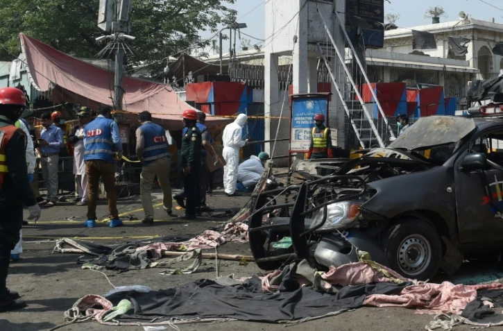 Des policiers sur les lieux d'une explosion près d'un mausolée soufi, le 8 mai 2019 à Lahore, au Pakistan
