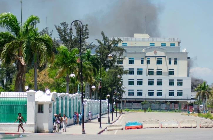 Des Haïtiens quittent une zone de Port-au-Prince après avoir entendu des coups de feu le 2 avril 2024