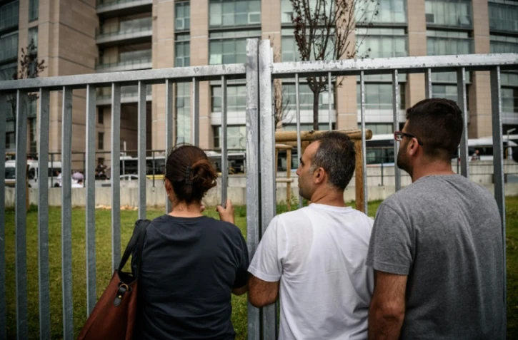 La famille d'un soldat, arrêté après le coup d'Etat, attend devant le tribunal d'Istanbul, le 20 juillet 2016