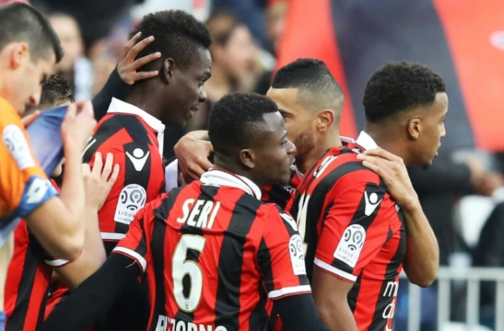 Les joueurs niçois congratulent Mario Balotelli (g) buteur face à Dijon, à l'Allianz Riviera, le 18 décembre 2016
