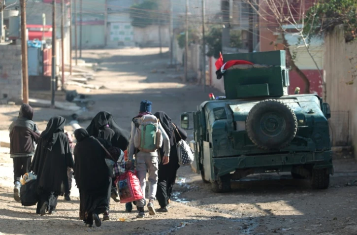 Des familles irakiennes fuient les combats dans un quartier de Mossoul, le 1er janvier 2017