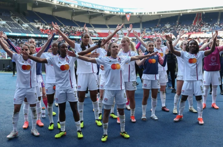 La joie des Lyonnaises qualifiées pour la finale de la Ligue des champions, après avoir battu le PSG, le 28 avril 2024 au Parc des Princes