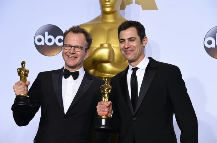 Josh Singer (d) et Tom McCarthy posent avec leur Oscar du meilleur film pour "Spotlight", lors de la remise des prix à Hollywood le 28 février 2016