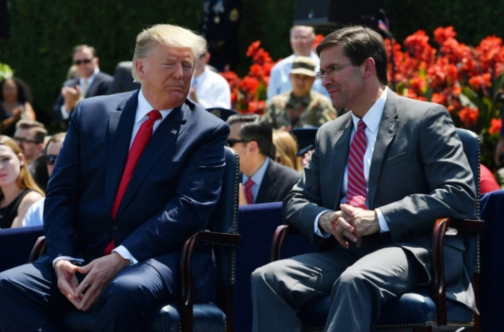 Le président américain Donald Trump (G) et le secrétaire à la Défense Mark Esper s'entretiennent, le 25 juillet 2019 à Washington