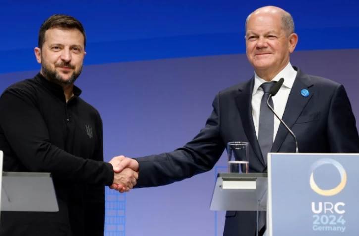 Le président ukrainien Volodymyr Zelensky (à gauche) et le chancelier allemand Olaf Scholz, le 11 juin 2024 à Berlin