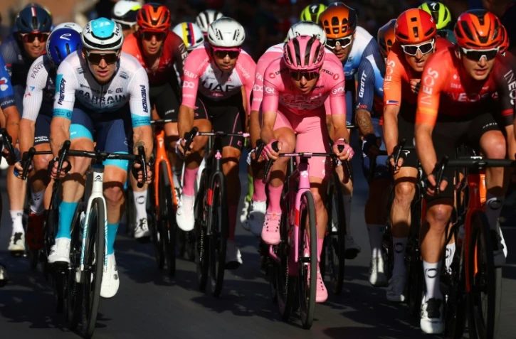 Le Slovène Tadej Pogacar (c), vainqueur du Giro, lors de la 21e et dernière étape, le 26 mai 2024 à Rome