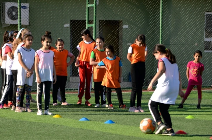 Des petites filles irakiennes participent à une séance d'entraînement au club sportif de Bartalla, à l'est de Mossoul dans la province de Ninive (nord), le 21 octobre 2021