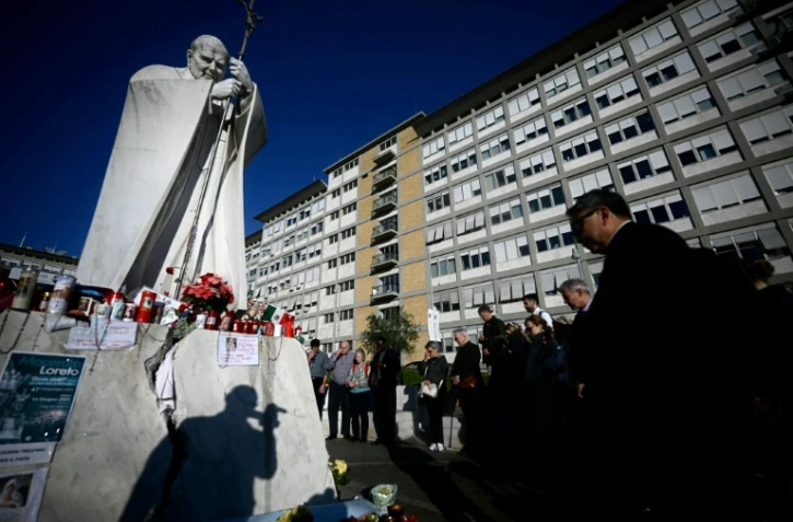 Des fidèles prient devant l'hôpital Gemelli à Rome, où le pape François est hospitalisé depuis le 14 février pour une pneumonie sévère, le 3 mars 2025