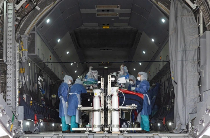 Vérification des équipements médicaux dans un Airbus A400M avant l'évacuation de plusieurs malades depuis Matoury, près de Cayenne, vers les Antilles françaises, le 28 juin 2020