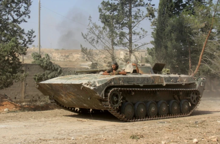 Des combattants du Front Fateh al-Cham, ancien Front Al-Nosra allié à Al-Qaïda, prennent des positions à Alep le 6 août 2016