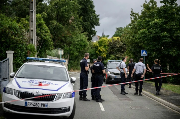 La police bloque une rue d'Avrillé, dans le Maine-et-Loire, où un détenu en cavale a été retrouvé et interpellé le 4 juillet 2023