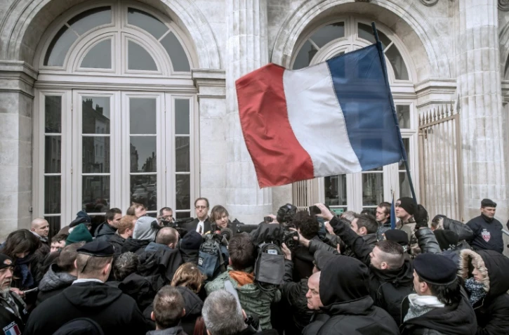 Un groupe devant le tribunal de Boulogne-sur-Mer, où sont jugés plusieurs personnes accusées d'avoir participé à une manifestation interdite contre les migrants, le 8 février 2016