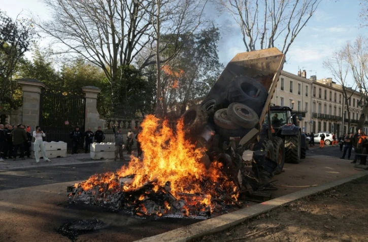 Des agriculteurs et des membres de syndicats agricoles devant la préfecture de l'Aude, à Carcassonne, le 17 décembre 2025