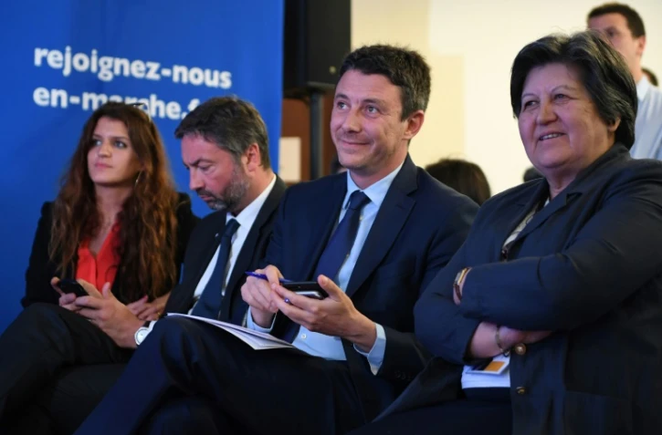 Benjamin Griveaux, porte-parole d'En Marche! (au centre), lors d'une conférence de presse le 11 mai 2017 à Paris