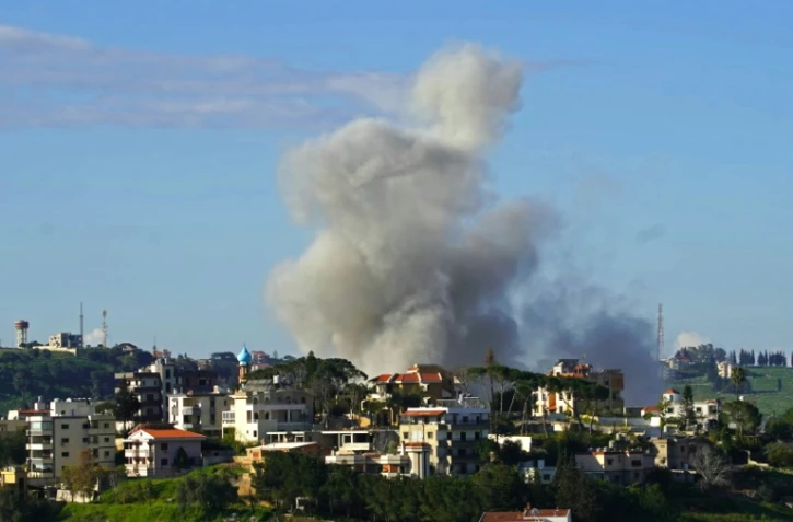 Un épais nuage de fumée s'élève après une frappe aérienne israélienne dans un secteur de la ville de Nabatiyé, dans le sud du Liban, le 11 avril 2026