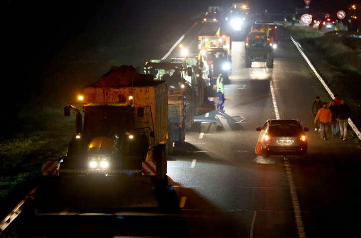 Des agriculteurs bloquent l'autoroute A63 pour protester contre les mesures sanitaires mises en place pour éradiquer la dermatose nodulaire contagieuse qui affecte les bovins, le 14 décembre 2025 à Cestas, près de Bordeaux, en Gironde