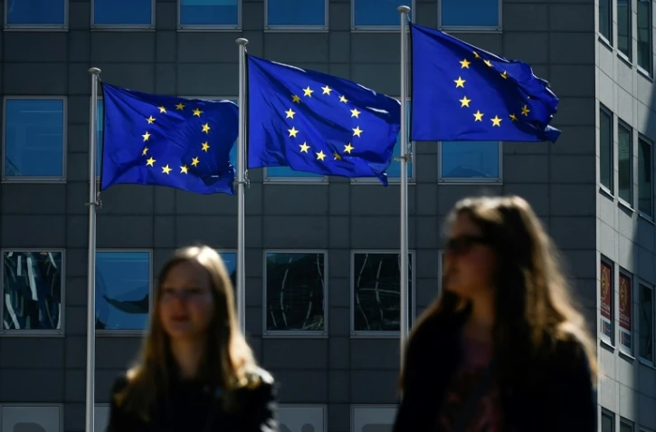 Des femmes posent devant des drapeaux de l'Europe à Bruxelles le 5 mai 2018