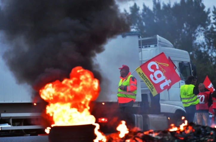 Blocage d'un rond-point par des routiers à Donges (Loire-Atlantique), le 25 septembre 2017