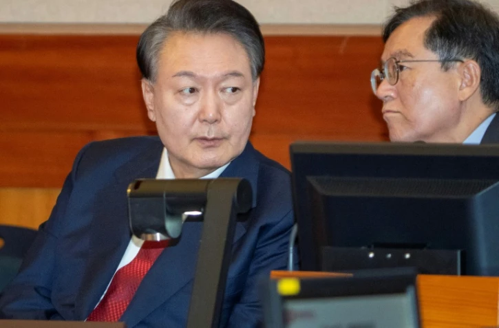 Le président sud-coréen Yoon Suk Yeol (à gauche) pendant son procès en destitution devant la Cour constitutionnelle à éoul, le 20 février 2025