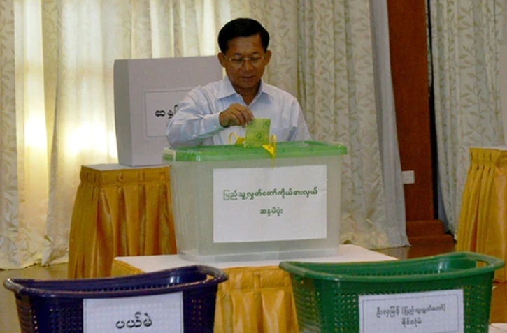 Le chef de l'armée birmane, le général Min Aung Hlaing, vote le 8 novembre 2015 à Naypyidaw