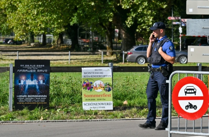 Un policier sécurise les lieux après une fusillade lors d'une rave-party à Aarau, dans le nord de la Suisse, le 30 août 2026