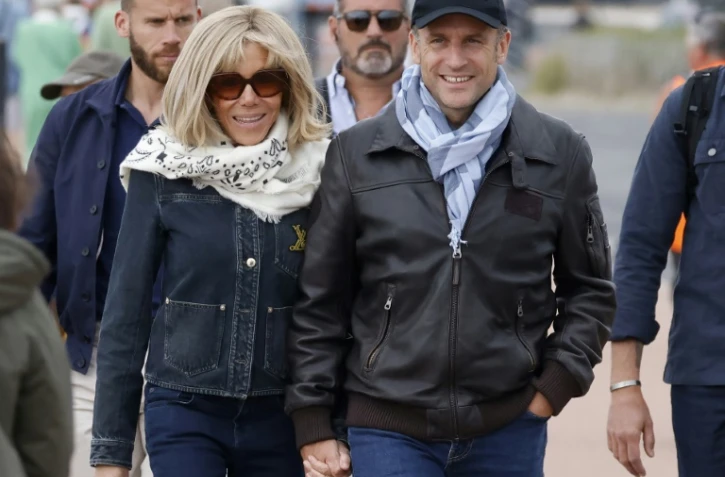 Le président Emmanuel Macron et son épouse Brigitte Macron se promènent le long de la plage au Touquet, le 29 juin 2024 dans le Pas-de-Calais