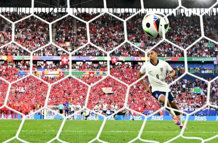 Le défenseur anglais Trent Alexander-Arnold célèbre la qualification de son équipe pour les demi-finales de l'Euro-2024 après avoir inscrit le tir au but de la qualification face à la Suisse, lors du quart de finale à Düsseldorf, en Allemagne, le 6 juillet 2024