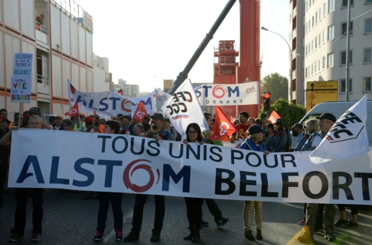 Des employés d'Alstom manifestent contre la fermeture de leur usine à Belfort, devant le siège du groupe à Saint-Ouen, le 27 septembre 2016