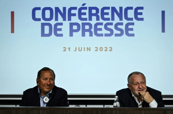 Le président lyonnais Jean-Michel Aulas (à droite) et le milliardaire américain John Textor au siège de l'OL à Décines, le 21 juin 2022  