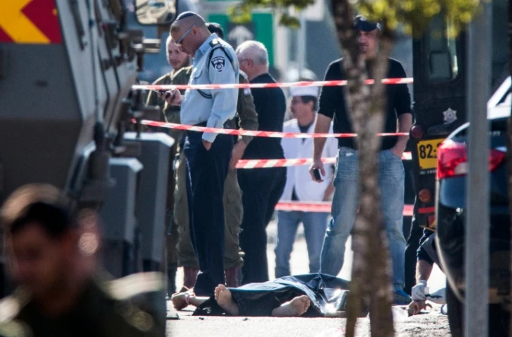 Les forces de sécurité israéliennes autour du corps du Palestinien abattu pour avoir tenté une attaque le 24 décembre 2015 près d'Hébron 