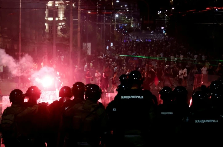 Des policiers anti-émeutes face à des manifestants hostiles au gouvernement à Belgrade le 15 août 2025 