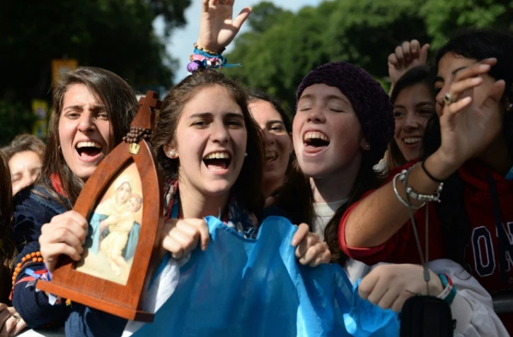 Des pèlerins attendent avec impatience le pape François à Rio de Janeiro, le 27 juillet 2013