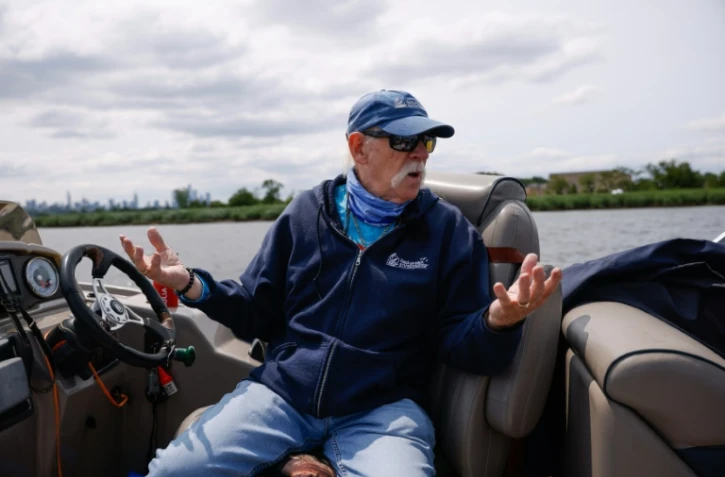 Le militant Bill Sheehan sur son bateau sur la rivière Hackensack près de New York, le 15 juin 2023