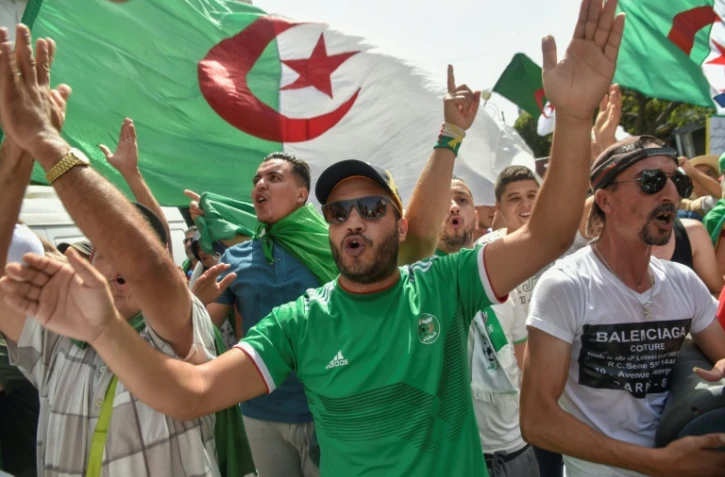 Des Algériens manifestent contre le pouvoir le 16 août 2019 dans la capitale Alger