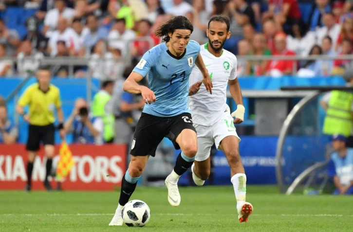 L'avant-centre de l'Uruguay Edinson Cavani devant le Saoudien Abdullah Otayf au Mondial, le 20 juin 2018 à Rostov