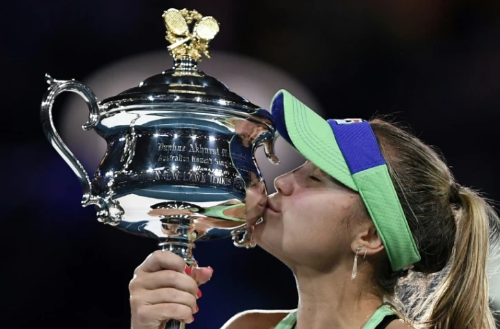 L'Américaine Sofia Kenin embrasse le trophée après avoir remporté l'Open d'Australie au détriment de l'Espagnol Garbine Muguruza, le 1er février 2020 à Melbourne  