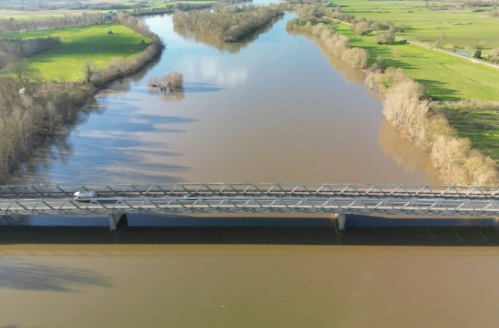 Vue aérienne d'un pont sur la Loire le 19 janvier 2024 à Saint-Georges-sur-Loire (Maine-et-Loire) dans l'ouest de la France