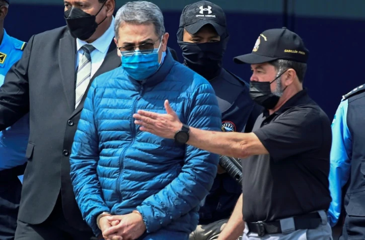 L'ex-président du Honduras Juan Orlando Hernandez escorté sur une base de l'armée à Tegucigalpa avant d'embarquer dans un avion pour être extradé vers les Etats-Unis, le 21 avril 2022