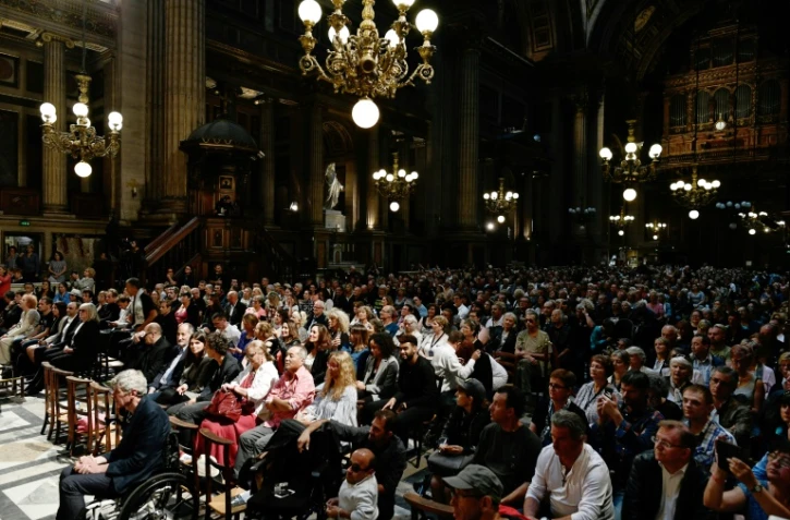Les fans de Johnny Hallyday à l'eglise de La Madeleine à Paris le 15 juin 2018