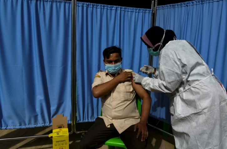 Un soignant administre le vaccin Sinovac contre le Covid-19 à des fonctionnaires, lors d'une vaccination de masse à Banda Aceh, en Indonésie, le 3 juin 2021
