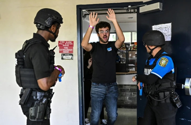 Des policiers participent à une simulation de fusillade dans une école d'Hialeah, en banlieue de Miami, le 3 août 2022