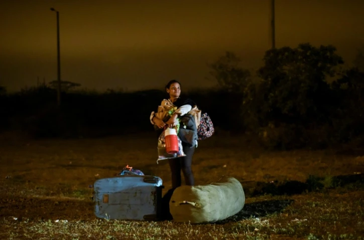 Des migrants vénézuéliens traversent la frontière entre l'Equateur et le Pérou le 25 août 2018