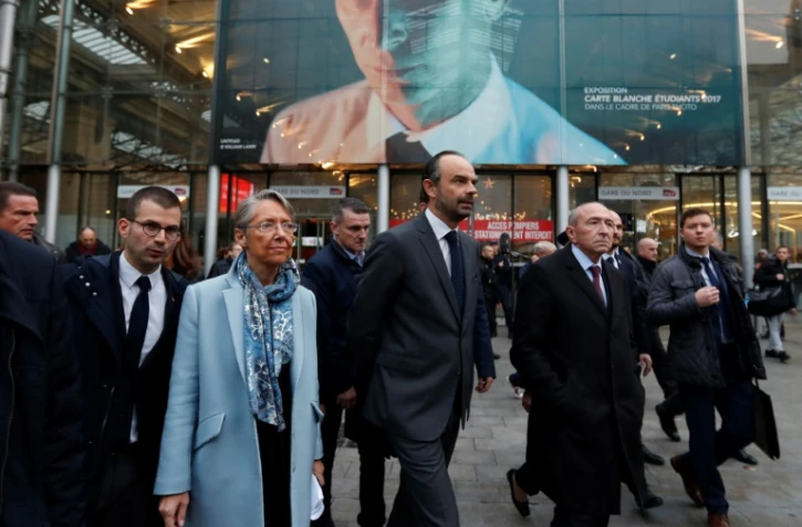 Le Premier ministre Edouard Philippe (C) accompagné de la ministre des Transports Elisabeth Borne (2G), le ministre de l'Intérieur Gérard Collomb (2D), à la Gare du Nord, le 3 novembre 2017