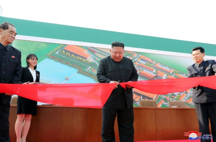 Le dirigeant nord-coréen Kim Jong Un inaugure une usine d'engrais à Sunchon (Corée du Nord) le 1er mai 2020, sur une photo transmise par l'agence de presse nord-coréenne KCNA le 2