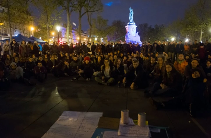 Des centaines de personnes assistent à l'Assemblée générale du mouvement citoyen Nuit Debout, place de la République à Paris le 2 mai 2016