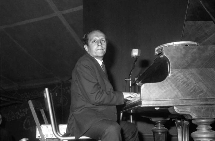 Le pianiste de jazz français Claude Bolling se produit lors d'un concert à Alfortville (Val-de-Marne) en 1966