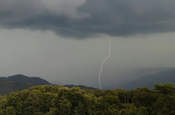 Un éclair au-dessus de la vallée du Taravo, en Corse-du-Sud, le 11 août 2022